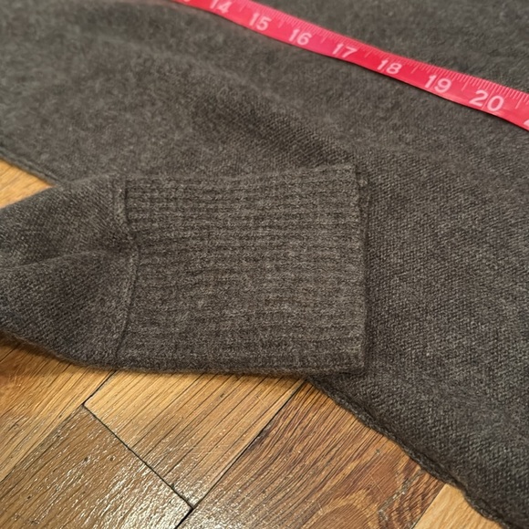 AQUA cashmere light brown crew neck sweater is excellent condition xs - Picture 7 of 8